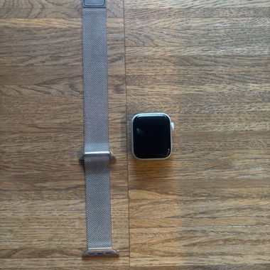 Apple Watch con cinturino e cavo di ricarica