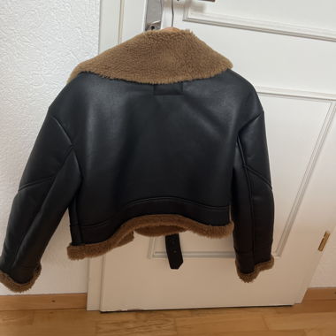 Kurze Aviatorjacke aus Kunstpelz, Lederimitat