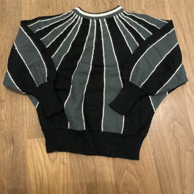 Schwarz-grauer Strickpullover