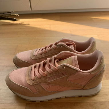 Reebok Sneaker in Peach Fuzz