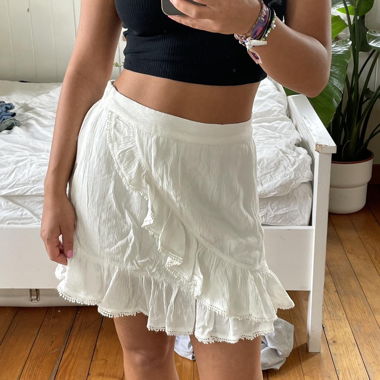White mini skirt with ruffles