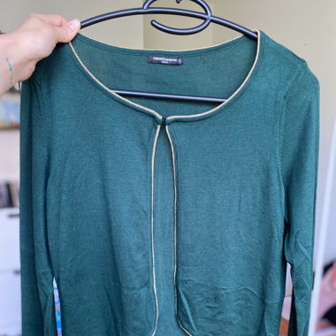 Grüne, ungetragene Strickjacke