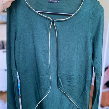 Grüne, ungetragene Strickjacke