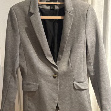Grauer schmaler Blazer