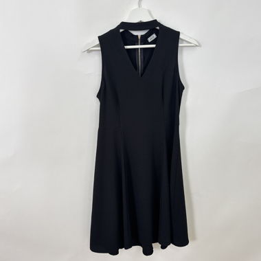 Schwarzes ärmelloses Zip-Kleid