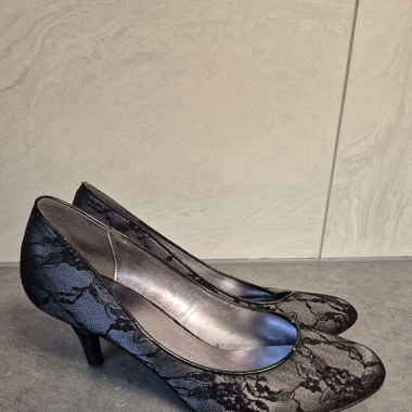 Pumps Grau mit Spitze