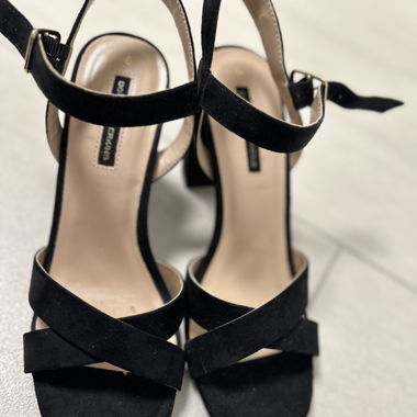 Hohe Sandalen in Schwarz