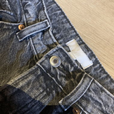 Graue Jeans mit hoher Taille