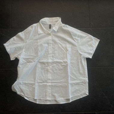 weisse Bluse, kuezärmlig