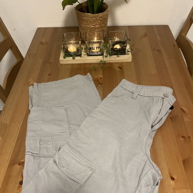 Pantalon cargo gris clair
