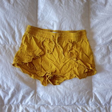 Gelber Boho-Short mit Rüschen