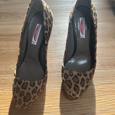 Leo pumps with red sole