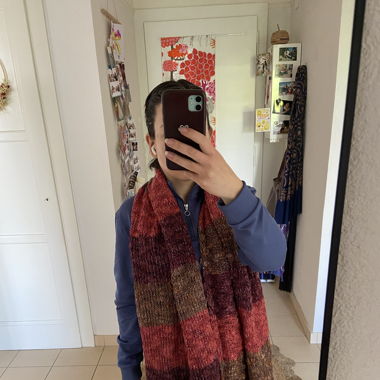 Knitted scarf with silver threads