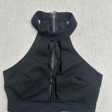 Schwarzes kurzes Top mit hohem Kragen und Reissverschluss