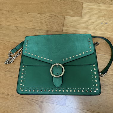Borsa a tracolla verde con borchie