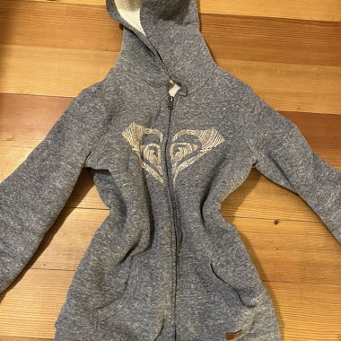 Graue Kapuzenjacke mit Kunstfell