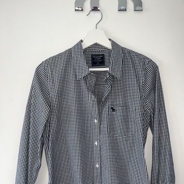 Chemise à carreaux bleu marine et blanche