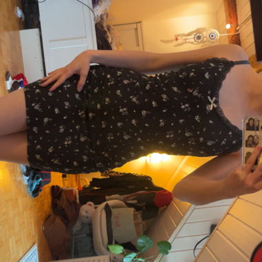 Robe noire à bretelles avec dentelle