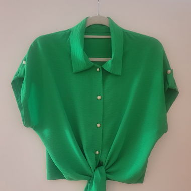 Camicia verde con nodo