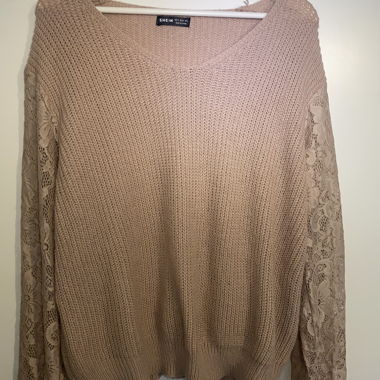 Rosa Strickpullover mit gemusterten Armen