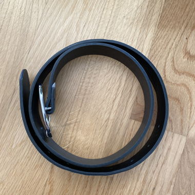 Cintura nera con anello argentato