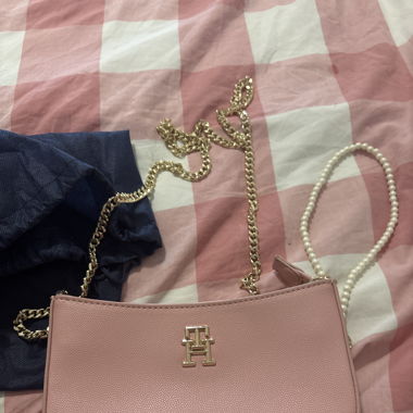 Sac bandoulière Tommy Hilfiger modèle « TIMELESS »