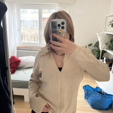 Cardigan in maglia beige con cerniera