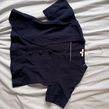 Camicia scura con bottoni in tessuto