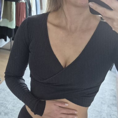 Schwarzes Wickel-Crop-Top