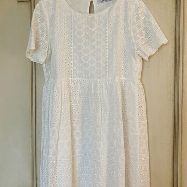 Kurzes ajouriertes Kleid