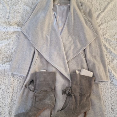 Cappotto grigio con stivali