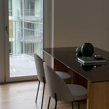 Glass table with chairs 4x 2 months old