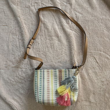 Sac bandoulière tressé à pompons