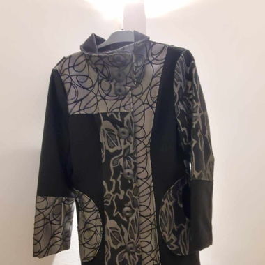 Manteau gris et noir