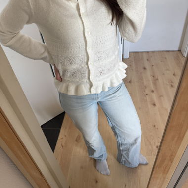 Cardigan bianco in maglia con ruches