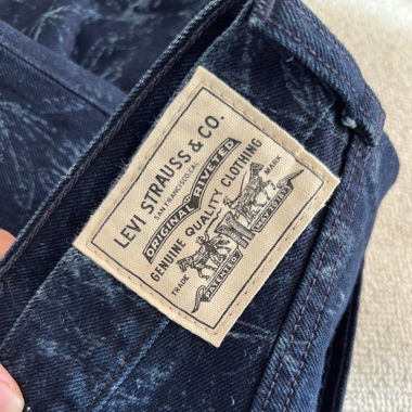 Levis Jean size 27 ( like 38 ) like new/( W27-L32)