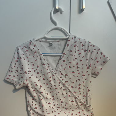 Top bianco con fiori rossi