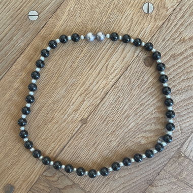 Collana di perle nere