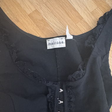 Top Vintage à Bretelles Noires avec Clous