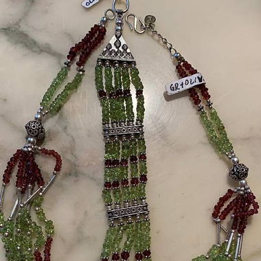 Collana e braccialetto in argento con pietre