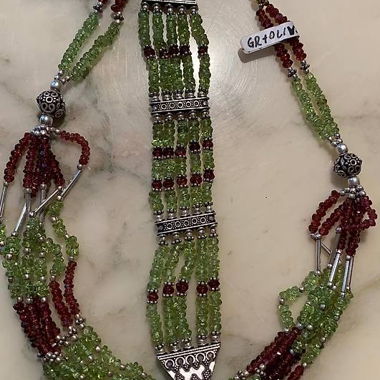 Collana e braccialetto in argento con pietre
