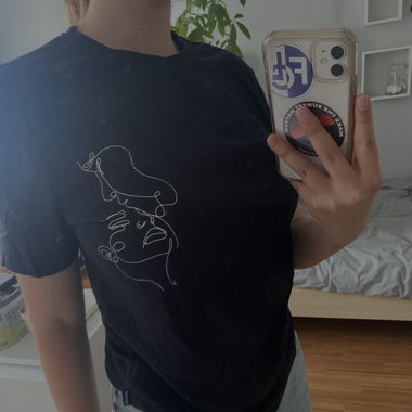 schwarzes basic shirt mit gesichts-print