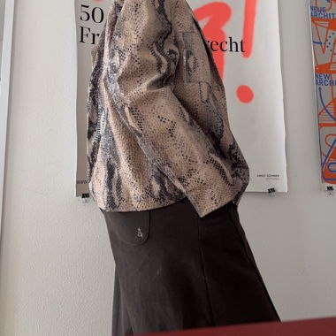 Giacca in pelle vintage con stampa serpente 