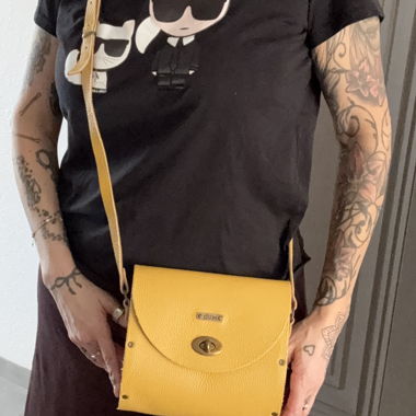 Sac bandoulière rigide jaune en cuir et bois