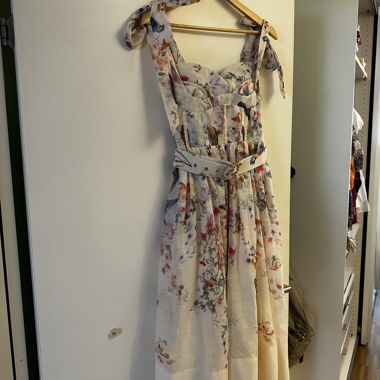 Italienisches Maxikleid mit Blumenmuster und Gürtel