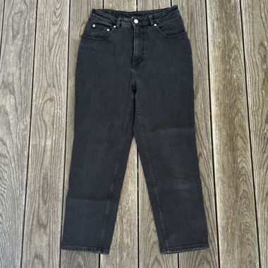 Schwarze Mom-Jeans mit hoher Taille