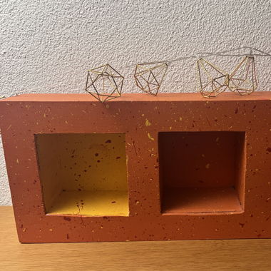 Orangene Regale und Lichterkette
