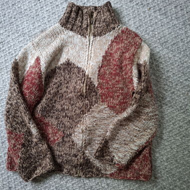 Cozy knitted sweater with zipper