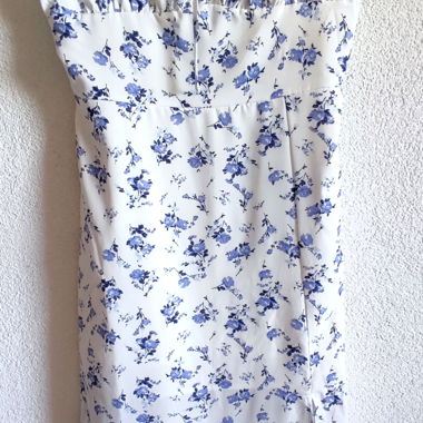 Wei ss-blaues Blumen-Kleid
