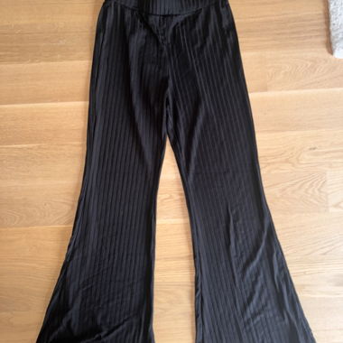 Schwarze Plissee-Hose